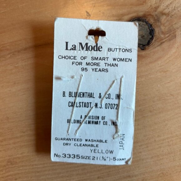 Vintage La Mode Yellow Plastic Buttons Ball on Original Card 1960s 1970s - Picture 4 of 6